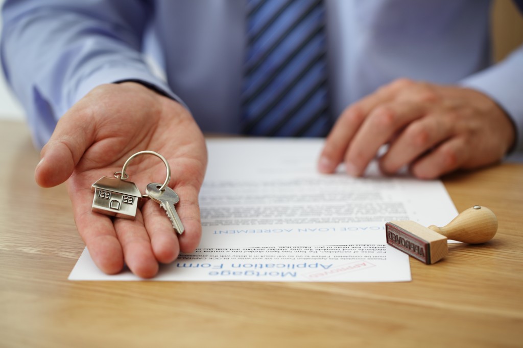 realtor handing the key of a home